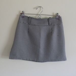 Houndstooth Patterned Skirt w/ Slit